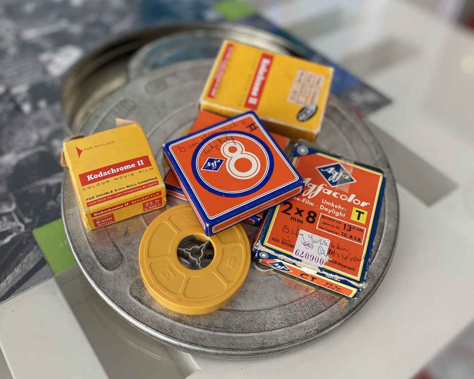 Super 8 Film Digitalisierung Super 8 Schmalspur-Filme liegen auf einer grossen 16mm Filmrolle