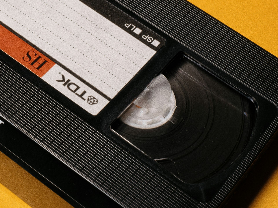 Videokassetten Digitalisierung Ausschnitt aus einer VHS Videokassette Marke TDK