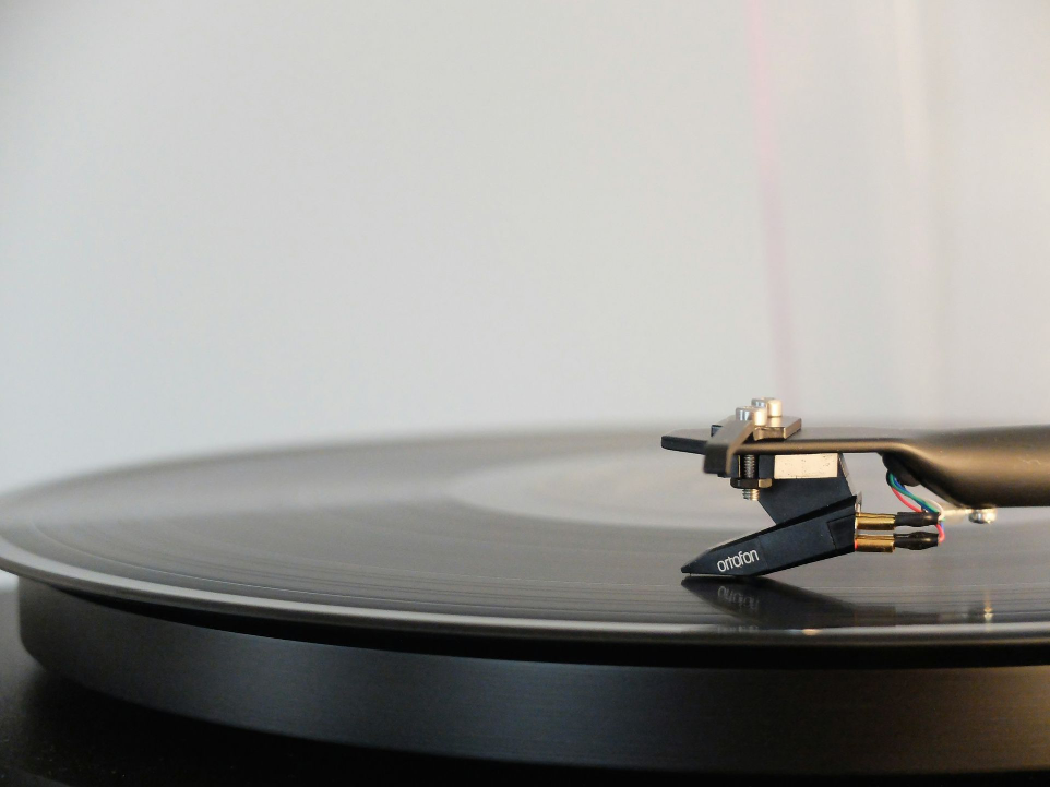 MC, LP, Tonband Digitalisierung Langspielplatte spielt auf einem Plattenspieler