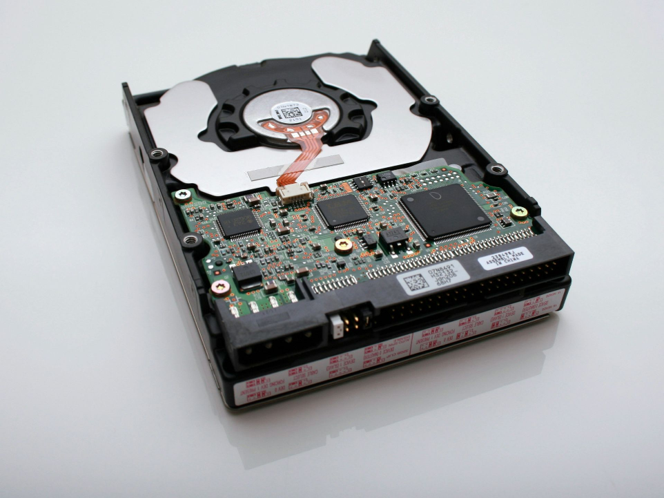 Datenrettung PC, DVD, Speicherkarten Foto einer geöffneten Computer Festplatte, die defekt ist.