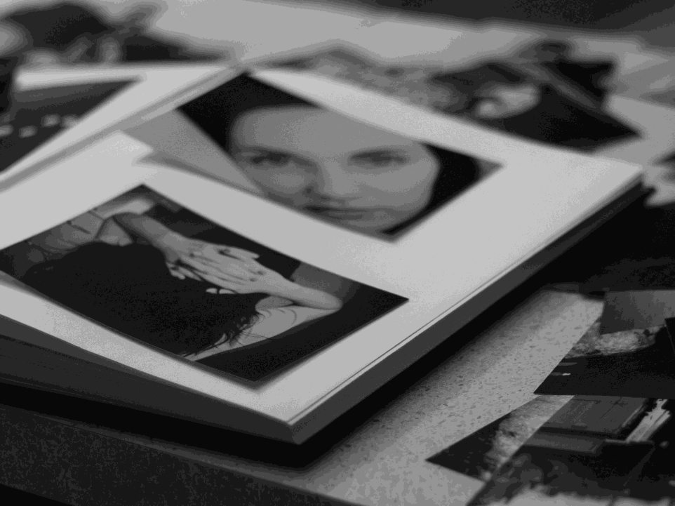Foto Digitalisierung Fotos in einem aufgeschlagenen Fotoalbum