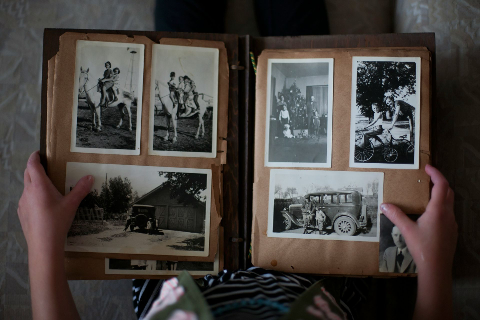 Fotoalben Digitalisierung Aufgeschlagenes Fotoalbum mit schwarz-weiss Fotos